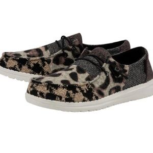 Women’s size 8 hey dudes